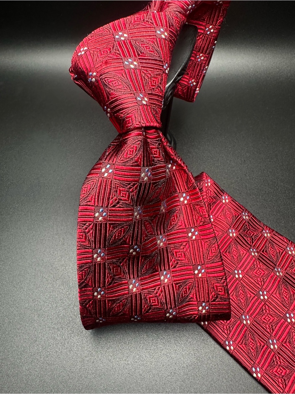 Red Geometric Pattern Men's Tie - Picture 1 of 4